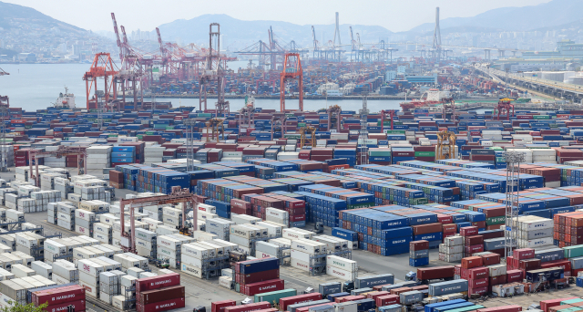 지난 4월 부산 남구 부산항 신선대부두와 감만부두 야적장에 수출입 컨테이너가 가득 쌓여 있다. 김종진 기자 kjj1761@