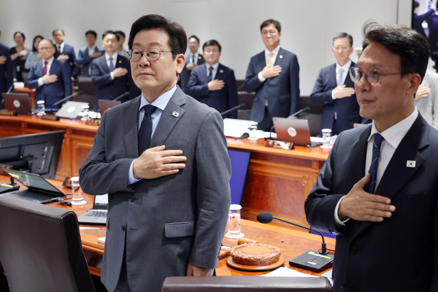 이재명 대통령과 국무위원들이 9일 용산 대통령실에서 열린 국무회의에서 국기에 경례하고 있다. 연합뉴스
