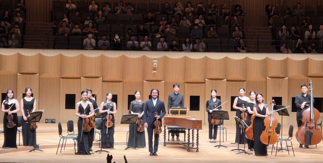 세계적 바이올리니스트 주세페 지보니와 실내악단 ‘앙상블 젬’이 9일 오후 부산 강서구 낙동아트센터 콘서트홀에서 첫 시험공연을 마친 뒤 관객들에게 인사하고 있다. 박석호 기자