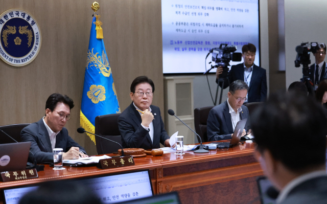 이재명 대통령이 지난 7월 29일 서울 용산 대통령실 청사에서 열린 국무회의에서 김영훈 고용노동부 장관의 산업재해 대책 발표를 듣고 있다. 연합뉴스