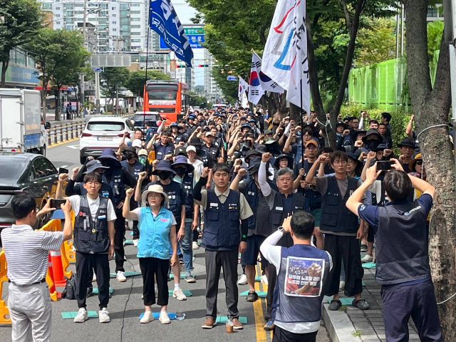 민주노총 세종충남본부가 지난달 13일 오후 고용노동부 천안지청 앞에서 결의대회를 열고 태안화력 김충현 노동자 사망사고와 관련, 