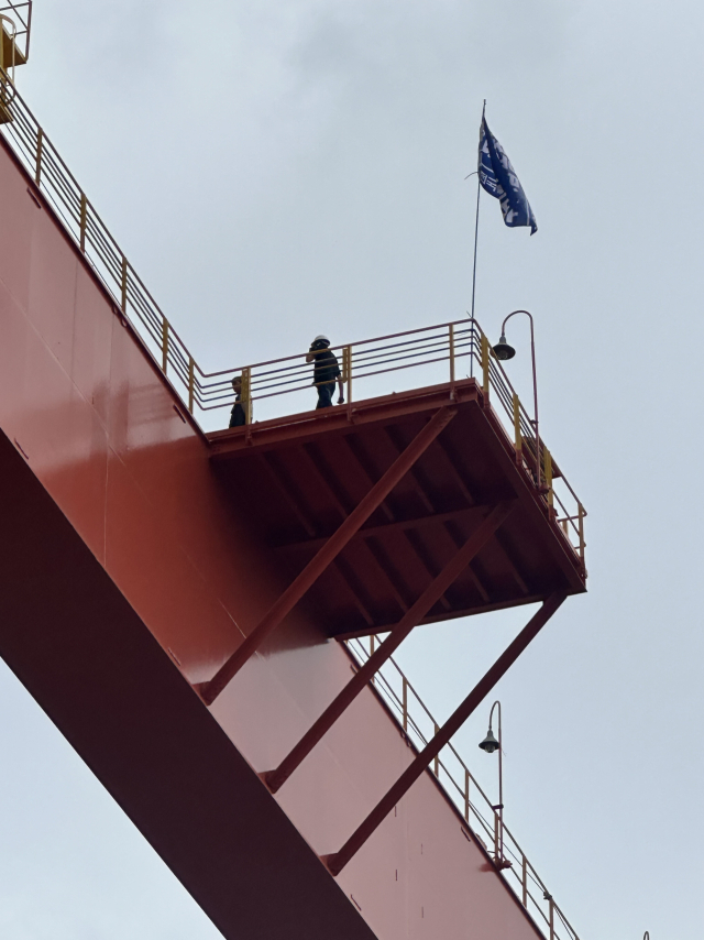 10일 오전 울산 동구 HD현대중공업에서 금속노조 현대중공업지부 백호선 지부장(노조위원장)이 크레인에 올라가 고공 농성을 하고 있다. 금속노조 현대중공업지부 제공