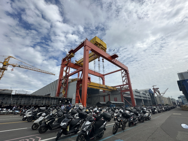 10일 오전 울산 동구 HD현대중공업에서 금속노조 현대중공업지부 백호선 지부장이 턴오버 크레인에 올라가 고공 농성을 하고 있다. 금속노조 현대중공업지부 제공