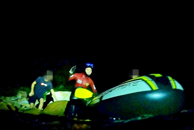 거제구조라해수욕장에서 고무튜브를 타고 물놀이하던 10대 2명이 조류에 떠밀려 무인도에 고립됐다가 해경에 구조됐다. 통영해양경찰서 제공