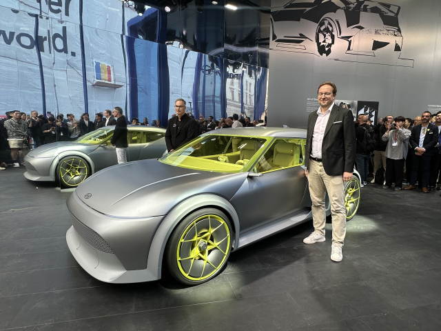 현대자동차 자비에르 마르티넷(오른쪽) 유럽법인장이 9일(현지시간) 독일 뮌헨 ‘IAA 모빌리티 2025’의 루드비히거리 오픈 스페이스 내 현대차 부스에서 소형 전기차 ‘콘셉트 쓰리’ 옆에서 포즈를 취하고 있다.현대차 제공