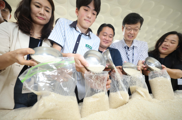 10일 부산 동래구 용인고등학교 학생식당에서 학생과 교직원들이 추석을 앞두고 모은 쌀을 비닐에 담고 있다. 용인고는 이번 행사를 통해 모은 쌀을 동래종합사회복지관에 기부하고, 복지관은 해당 쌀로 송편을 빚어 홀몸노인 등 지역 내 취약계층에 전달할 예정이다. 용인고는 2000년부터 해마다 사랑의 쌀 모으기 운동을 열고 있다. 이재찬 기자 chan@