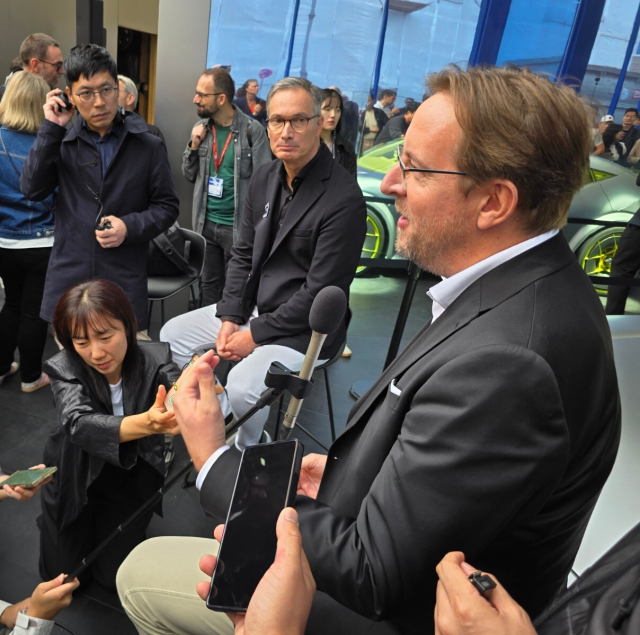 현대차 자비에르 마르티넷 유럽권역본부장이 국내 미디어들과 일문일답하고 있다.한국자동차기자협회 제공