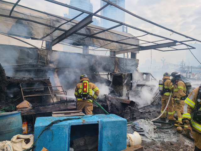 10일 오전 10시 28분께 부산 해운대구 우동항 내 선박 정비 창고에서 불이 났다. 부산소방재난본부 제공