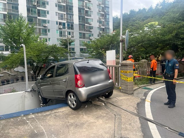 부산의 한 아파트 단지에서 차량이 난간을 들이받아 사고 충격으로 시멘트 파편이 튀면서 시민 6명이 다쳤다. 사고 현장 모습. 부산 사상경찰서 제공