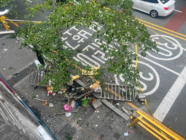 부산의 한 아파트 단지에서 차량이 난간을 들이받아 사고 충격으로 시멘트 파편이 튀면서 시민 6명이 다쳤다. 사고 현장 모습. 부산 사상경찰서 제공