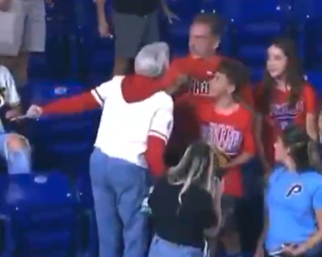 '필리스 캐런' 사건이 일어난 미국 메이저리그 야구 필라델피아 필리스와 마이애미 말린스의 경기 당시 중계화면. 엑스 갈무리