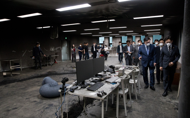 배경훈 과학기술정보통신부 장관이 지난달 13일 서울 관악구 서울대학교 유회진학술정보관 실습실을 방문해 배터리 화재 사고 현장을 둘러보고 있다. 과기정통부 제공