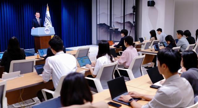이규연 대통령실 홍보소통수석이 10일 용산 대통령실에서 11일 예정된 이재명 대통령 취임 100일 기자회견 관련 브리핑을 하고 있다. 연합뉴스