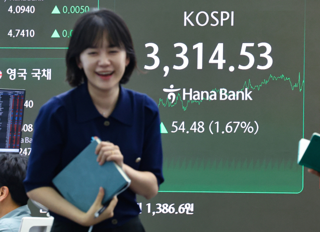 이재명 대통령 취임 100일을 하루 앞둔 10일 코스피 지수가 장중과 종가 기준 모두 사상 최고치를 경신했다. 10일 서울 중구 하나은행 본점 딜링룸 현황판에 코스피가 표시돼 있다. 연합뉴스