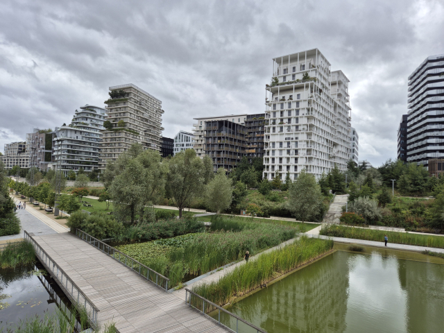지난 3일 프랑스 파리 빅토르 쿠쟁 공립 초등학교 앞 골목에 보행자 전용 도로를 조성하는 '학교 가는 길' 공사 현장(위)과 옛 철도 부지를 생태도시로 복합 개발한 '클리시 바티뇰 지구' 모습. 15분 도시의 고향 프랑스 파리는 시민 참여를 바탕으로 끊임없이 정책을 수정하며 진화하고 있다.
