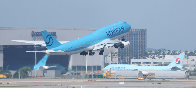 미국 조지아주에 구금된 한국인들을 태울 대한항공 전세기가 10일 오전 인천국제공항 2터미널 계류장에서 이륙하고 있다. 연합뉴스