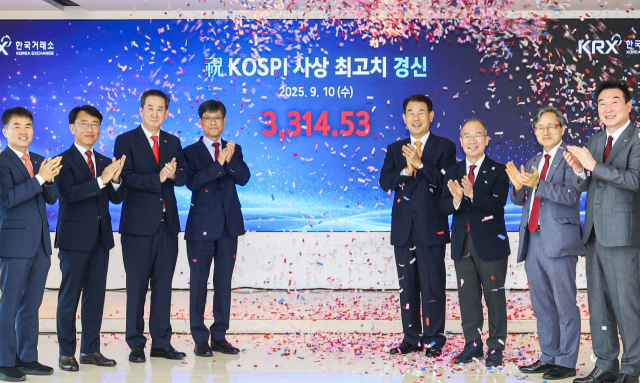 10일 부산 남구 한국거래소 본사에서 정은보(왼쪽에서 다섯 번째) 한국거래소 이사장과 임원들이 코스피 사상 최고치 경신을 축하하며 박수를 치고 있다. 코스피는 이날 종가 기준 역대 최고치(3305.21, 2021년 7월 6일)를 넘어선 3314.53를 기록했다. 김종진 기자 kjj1761@