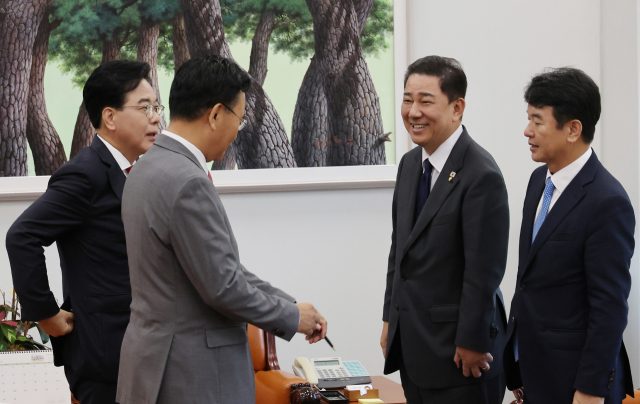 더불어민주당 김병기 원내대표, 국민의힘 송언석 원내대표가 10일 서울 여의도 국회에서 회동을 갖고 있다. 연합뉴스