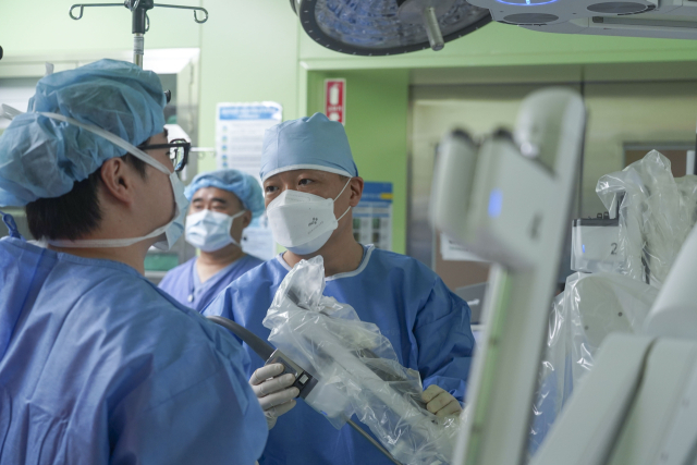 양산부산대병원 김휘곤(가운데) 산부인과 교수가 로봇수술을 시행하고 있다. 양산부산대병원 제공