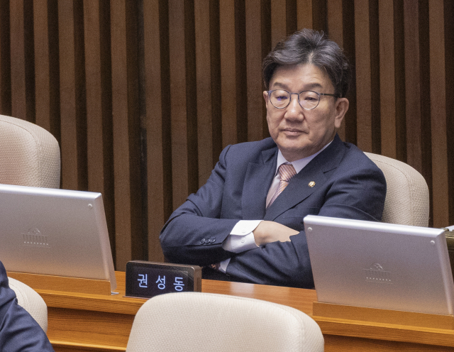 국민의힘 권성동 의원이 10일 서울 여의도 국회 본회의에서 열린 국민의힘 송언석 원내대표의 교섭단체 대표 연설에 참석해 있다. 연합뉴스
