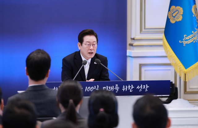 이재명 대통령이 11일 청와대 영빈관에서 열린 취임 100일 기자회견 '회복을 위한 100일, 미래를 위한 성장'에서 발언하고 있다. 연합뉴스