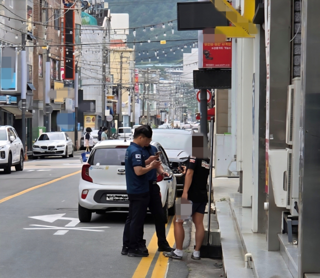 지난 8일 경남 사천시 벌리동에서 기동순찰대가 순찰 활동을 하던 중 수배자 20대 A 씨를 현장 체포했다. 경남경찰청 제공