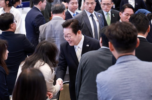 이재명 대통령이 11일 청와대 영빈관에서 취임 100일 기자회견을 마친 뒤 취재진과 인사하고 있다. 대통령실 사진기자단