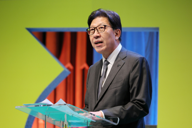 박형준 시장이 10일(현지 시간) 영국 런던 바비칸센터에서 열린 '세계디자인총회'에서 부산이 '2028 세계디자인수도'로 공식 발표된 이후 수락 연설을 하고 있다. 부산시 제공