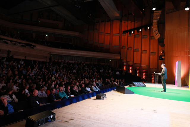 박형준 시장이 10일(현지 시간) 영국 런던 바비칸센터에서 열린 '세계디자인총회'에서 부산이 '2028 세계디자인수도'로 공식 발표된 이후 수락 연설을 하고 있다. 부산시 제공