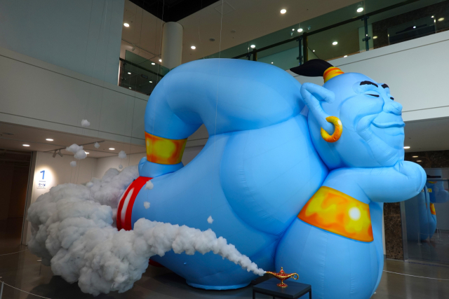 노동식 작가의 ‘소원의 말해봐’는 미술관에 들어서자마자 보이는 거대한 공기 조형물이다. 솜으로 요술램프에서 나오는 연기를 구현해 몽환적인 느낌을 준다.