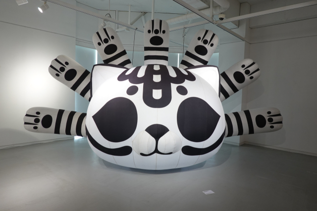 조세민 작가의 공기 조형 작품 ‘78 벌려 환영합니다’.