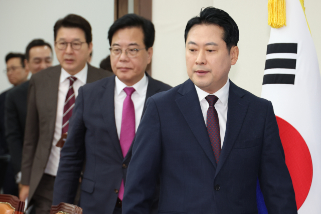 국민의힘 장동혁 대표와 송언석 원내대표가 11일 서울 여의도 국회에서 열린 최고위원회의에 참석하고 있다. 연합뉴스