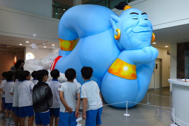 지난 10일 부산 금정구 금정문화회관 금샘미술관에 모인 동래초등학교 학생들이 작품을 감상하고 있다.