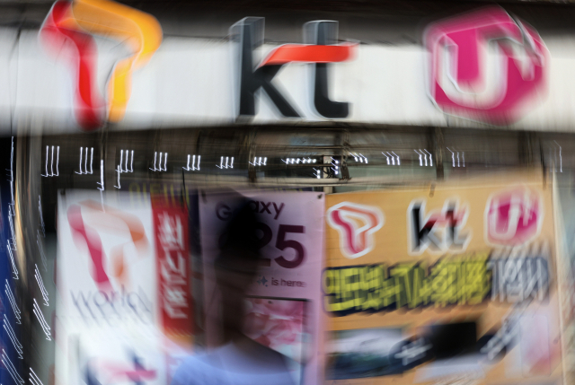 11일 서울 시내 한 휴대폰 판매점의 모습. SK텔레콤의 해킹으로 고객 정보가 유출된 데 이어 이동통신 3사에 해킹 우려가 커지는 가운데, 개인정보보호위원회는 이날 KT와 LG유플러스의 개인정보 유출 의혹에 대해 경찰, 과기정통부 등 관계 기관과 함께 신속하고 정밀한 조사를 예고했다. 연합뉴스