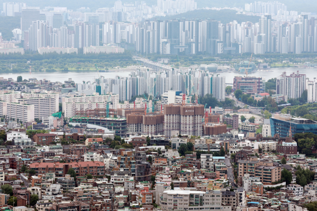 한국은행이 지난해 10월 이후 기준금리를 1%포인트(P) 낮췄지만, 소비나 투자 효과는 미미하고 서울 집값만 올린 것으로 나타났다. 서울 남산에서 바라본 서울 시내 아파트 등 주택 단지. 연합뉴스