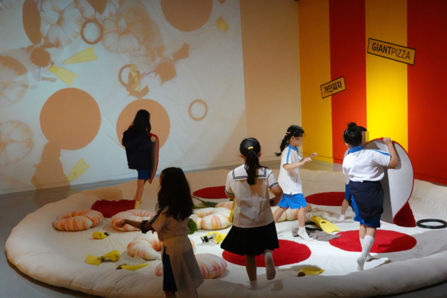 지난 10일 동래초교 학생들이 ‘거인피자’ 활동을 체험하고 있다. 거인피자는 평일엔 선착순 자율 체험으로 운영하지만 주말에는 사전 접수자에 한해 30분간 체험할 수 있다.