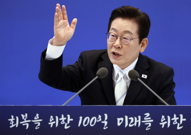 이재명 대통령이 11일 청와대 영빈관에서 열린 취임 100일 기자회견 '회복을 위한 100일, 미래를 위한 성장'에서 취재진 질문에 답하고 있다. 연합뉴스