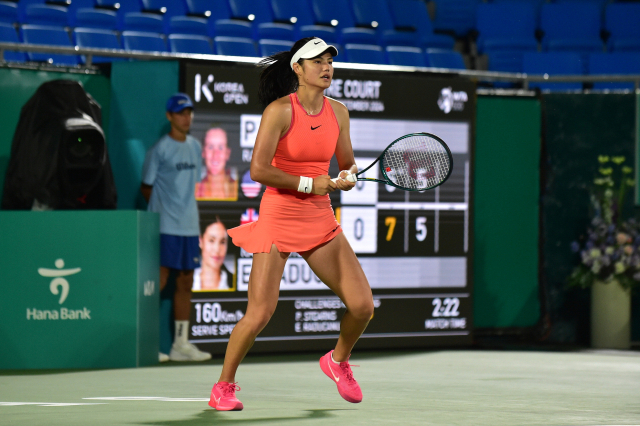 13일 열리는 코리아오픈 테니스 대회에 출전하는 윔블던 우승자인 이가 시비옹테크(위 사진·2위·폴란드)와 2021년 US오픈에서 정상에 오른 에마 라두카누(34위·영국). AFP연합뉴스