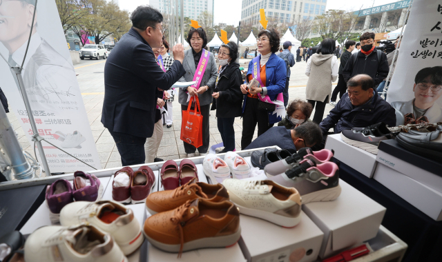 지난 3월 신발 시장 수주 감소와 경기 침체로 어려움을 겪는 부산 신발업체를 지원하기 위해 열린 부산 신발 특별전. 이재찬 기자 chan@