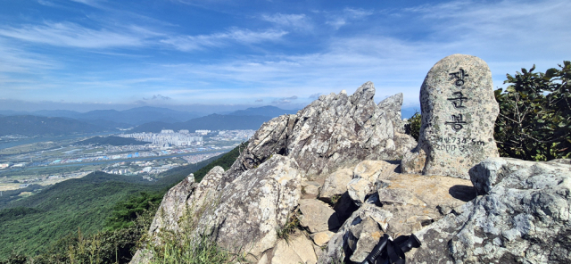 금정산 챌린지 2번 코스 종점인 장군봉. 양산과 낙동강이 멀리 눈에 들어온다.