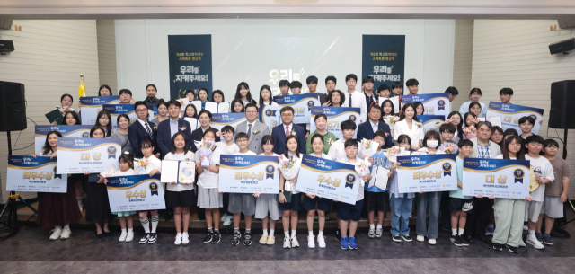 11일 부산일보사 대강당에서 열린 제8회 학교폭력 예방 스마트폰 영상제 ‘우리를 지켜주세요’ 시상식에서 수상자들과 내빈들이 기념촬영을 하고 있다. 정대현 기자 jhyun@