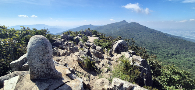장군봉에서 바라본 고당봉. 2번 코스는 여기서 마무리되지만, 금백종주 때는 마루금을 넘어야 한다.