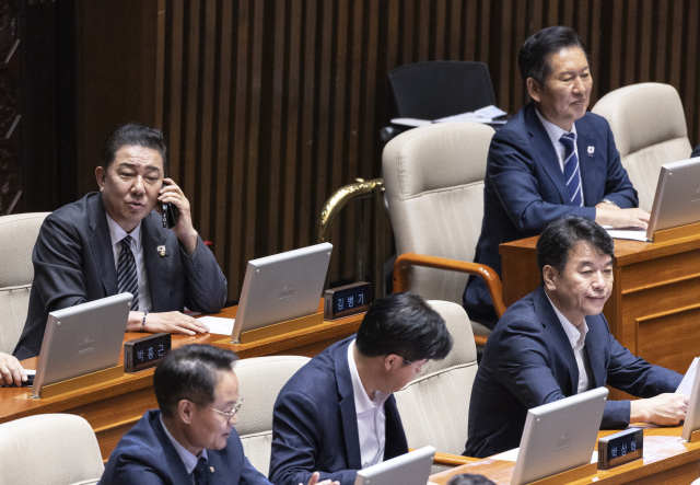 더불어민주당 정청래 대표(오른쪽)과 김병기 원내대표가 11일 국회 본회의에서 상정된 '더센 특검법(3대 특검법 개정안)' 개정안에 대한 수정안 처리를 지켜보고 있다. 연합뉴스