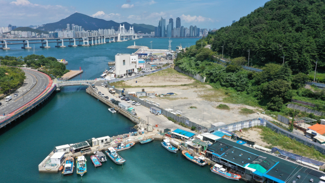 아이에스동서가 부산 남구 용호동 이기대 인근 부지의 아파트 건설 계획을 철회한지 1년 만에 통합심의를 신청해 오는 25일 부산시 주택사업 공동위원회 심의가 열린다. 아파트 건설 예정 부지와 일대 전경. 김종진 기자 kjj1761@
