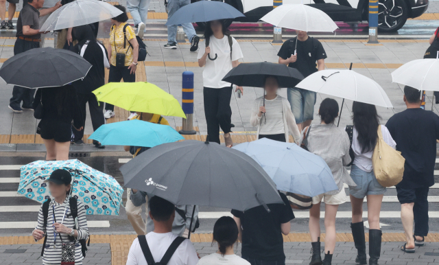 부산 동구 초량동 부산역 앞 횡단보도에 시민들이 우산을 받쳐들고 지나가고 있다. 정종회 기자 jjh@