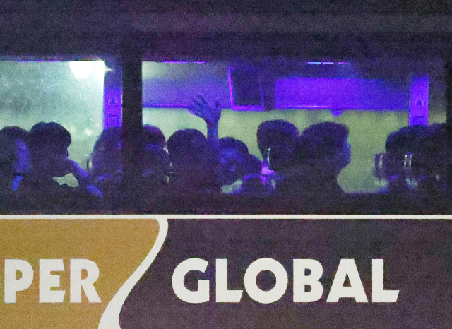 이민단속으로 체포됐던 현대차-LG엔솔 배터리공장 건설 현장 직원이 11일(현지시간) 미국 조지아주 포크스턴의 이민세관단속국(ICE) 구금시설에서 나와 버스에 탑승해 손 들어 인사하고 있다. 연합뉴스