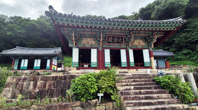 운수사 대웅전. 국가 보물이다. 식수로 쓰기에 아까운 약수가 있다.