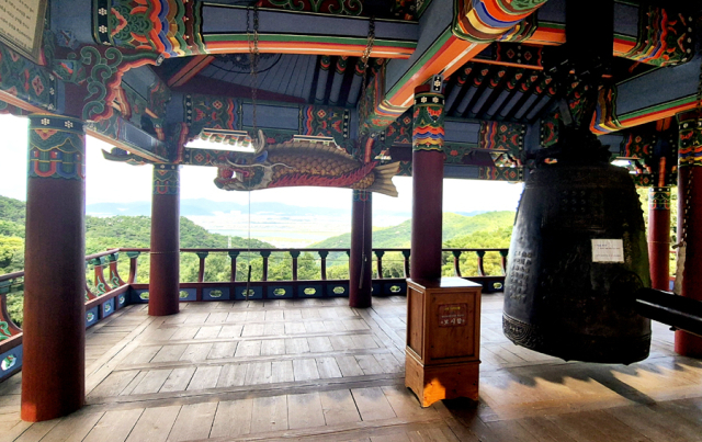 운수사 종각에서 바라본 서부산 일대.