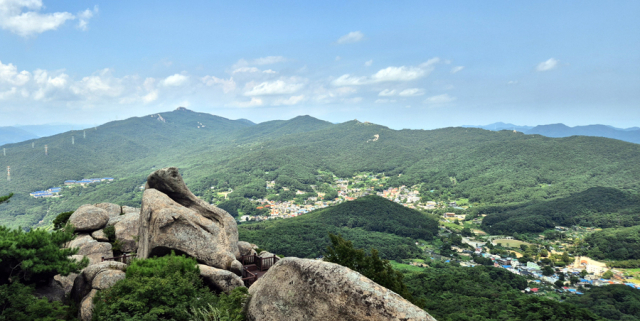 기암괴석 천지인 파리봉. 멀리 고당봉과 그 오른쪽으로 북문 동문 남문으로 이어지는 능선이 보인다.