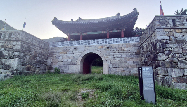 4대 성문 중 유일하게 하천과 계곡을 끼고 있는 서문.